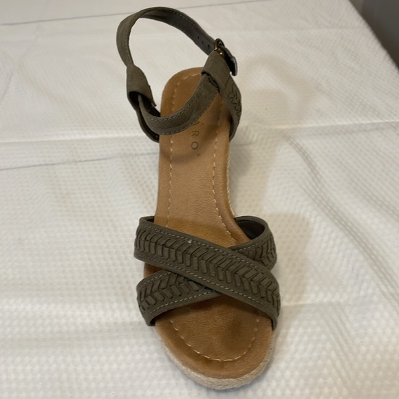 Pesaro Syke Green Faux Suede Size 8 medium wedge heel sandals - Picture 6 of 6